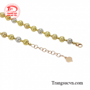 Sản phẩm kết hợp vàng trắng, vàng màu và vàng hồng giúp phái đẹp thêm thu hút, nổi bật và phong cách