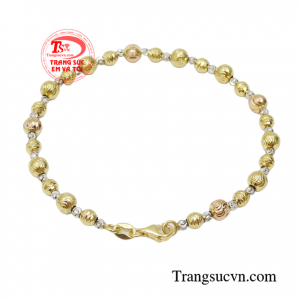 Chiếc lắc tay này tôn lên nét trẻ trung, cá tính và thời trang quý cô