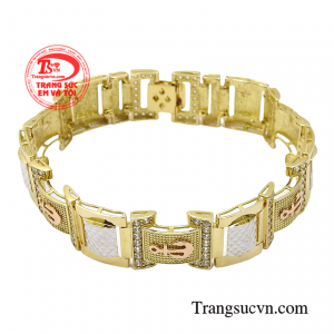 Những người thợ kim hoàn đã khéo léo tạo nên một sản phẩm nam tính, cùng với một chút phong lưu và sự trầm lặng.