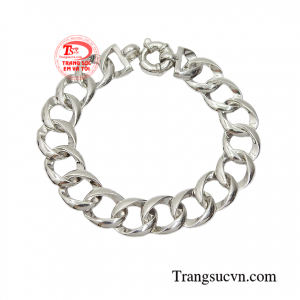 Với kiểu dáng hợp thời trang, từng đường nét được làm tỉ mỉ, tinh tế làm tôn lên vẻ sang trọng và nam tính cho phái mạnh