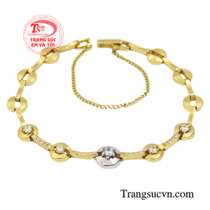 Lắc nữ vàng hiện đại với thiết kế độc đáo, mới lạ nên được phái đẹp đặc biệt yêu thích.