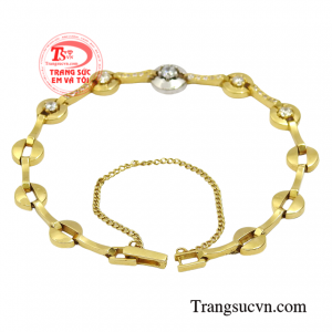 Sản phẩm mang vẻ đẹp thanh lịch và cuốn hút có thể kết hợp với nhiều kiểu trang phục tạo nên nhiều phong cách đa dạng.