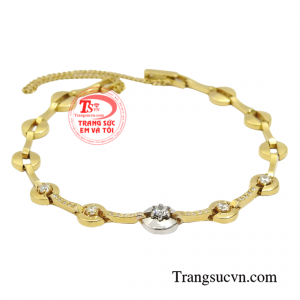 Mỗi cuộc hẹn, mỗi một sự kiện quan trọng chỉ cần có trên mình chiếc lắc tay này thì trông bạn đã thực sự quyến rũ theo phong cách riêng luôn là tâm điểm và thu hút hơn.