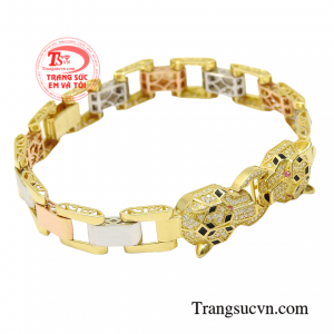 Với sự kết hợp tài tình của vàng màu, vàng trắng và vàng hồng thiết kế độc đáo mang lại điểm thu hút cho người đeo.