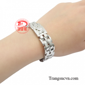 Sản phẩm được thiết kế tinh xảo đến từng chi tiết là lựa chọn hoàn hảo cho các quý ông lịch lãm