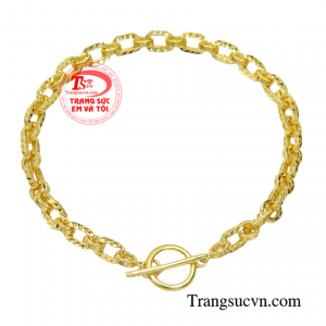 Lắc tay nữ vàng ấn tượng mang đến hình ảnh một cô nàng hiện đại hơi hướng cá tính mà vẫn giữ được nét dịu dàng của người phụ nữ.