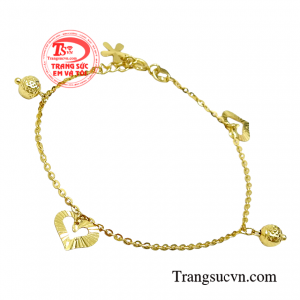 Chiếc lắc tay là sợi dây gắn kết tình yêu và cũng lời ước nguyện cho cô gái ấy luôn nhận được những điều tốt đẹp nhất.