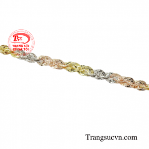 Với chiếc lắc tay này các cô nàng dễ dàng kết hợp với nhiều kiểu trang phục và phong cách thời trang