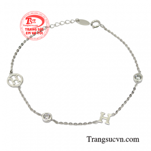 Lắc tay nữ vàng mong manh với thiết kế độc đáo, mới lạ nên được phái đẹp đặc biệt yêu thích. 