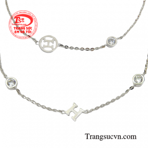 Chiếc lắc tay này giúp tôn vinh từng đường nét của đôi bàn tay xinh xắn của các cô gái tạo cảm giác thân thiện và tươi trẻ. 