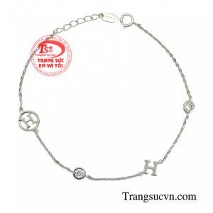 Sản phẩm mang vẻ đẹp thanh lịch và cuốn hút dễ dàng kết hợp với nhiều kiểu trang phục tạo nên nhiều phong cách đa dạng. 