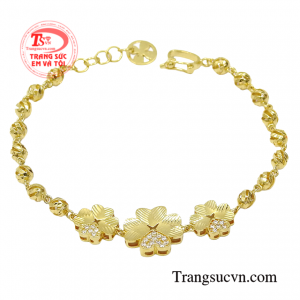 Lắc tay nữ vàng thanh tú đem đến một diện mạo mới mẻ nhưng cũng vô cùng thời trang.