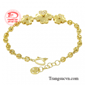 Đối với những cặp đôi yêu nhau thì việc tặng lắc tay mang một ý nghĩa vô cùng đặc biệt.