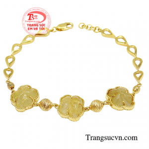 Lắc tay thạch anh tóc may mắn sẽ là một sự kết hợp hoàn hảo cho phong cách hiện đại cùng với sự nữ tính của một người con gái trưởng thành.