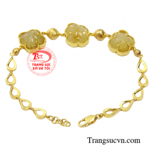 Với điểm nhấn là những viên thạch anh tóc giúp cho chiếc lắc tay thêm phần nổi bật hơn.