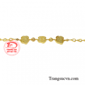 Khi diện chiếc lắc tay này không chỉ mang đến vẻ đẹp cao sang mà còn đem lại sự may mắn, phú quý đến cho các quý cô.