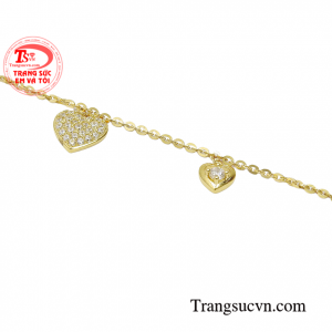 Chiếc lắc tay này cũng dễ dàng kết hợp nhiều trang phục và phong cách thời trang