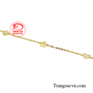 Từng đường nét của sản phẩm giúp phái đẹp tỏa sáng và gây ấn tượng ngay từ cái nhìn ban đầu