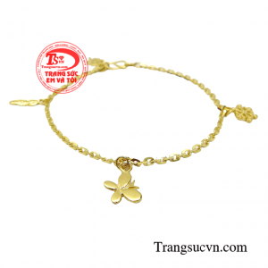 Sản phẩm được chế tác từ vàng 10k cùng họa tiết mùa xuân bay bổng nhẹ nhàng giúp bạn trở nên thu hút. 