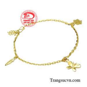 Đôi bàn tay uyển chuyển thướt tha cùng chiếc lắc tay vàng khoe trọn nét đẹp của người con gái. 