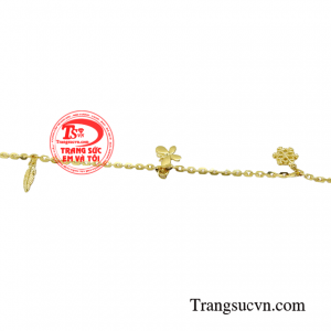 Mỗi người luôn có một vẻ đẹp riêng biệt không thể hòa lẫn nhưng để phô diễn và trở nên thu hút trong mắt người đối diện thì bạn phải có cho mình một chiếc lắc tay đầy lôi cuốn này.