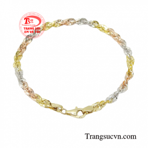 Sản phẩm với kiểu chế tác tinh xảo, mới lạ nên rất được phái đẹp ưa chuộng