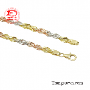 Lắc tay cũng là món quà tặng rất được phái đẹp mong chờ vào các dịp ý nghĩa