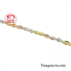 Với chiếc lắc tay này giúp các cô nàng thêm tự tin, nổi bất giữa đám đông