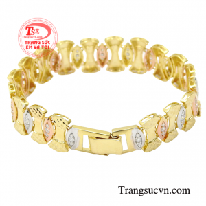 Chiếc lắc tay sẽ là sự lựa chọn hoàn hảo để diện mỗi khi dạo phố hay những dịp quan trọng giúp người đeo thể hiện khí chất riêng cho bản thân.