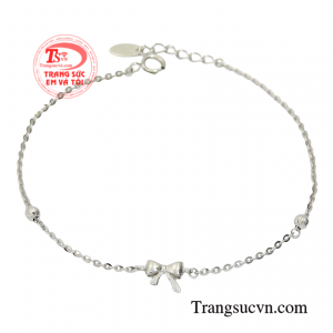 Lắc tay vàng trắng dễ thương là dòng sản phẩm được phái đẹp ưa chuộng nhất hiện nay.