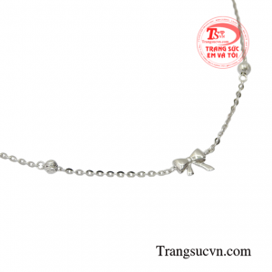 Chiếc lắc tay này sẽ là sự lựa chọn hoàn hảo cho những cô nàng theo phong cách nữ tính giúp các cô gái trông duyên dáng hơn.