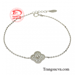 Lắc tay vàng trắng trang nhã hiện đang là xu hướng trang sức được giới trẻ đặc biệt yêu thích.