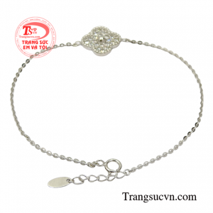 Đeo trang sức vàng ngoài việc làm cho phái đẹp thể hiện sự sang trọng, đẳng cấp, còn mang may mắn và giải tỏa tâm lý.