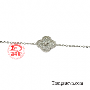 Một người phụ nữ hiện đại và tự tin luôn biết cách để thu hút sự chú ý và khẳng định được vị thế của bản thân.