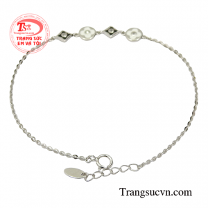 Đối với mỗi người, trang sức sẽ mang những ý nghĩa khác nhau, có thể đó là vật chứng minh tình yêu hay món đồ thể hiện địa vị cao sang.