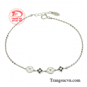 Lắc tay vàng trắng xu hướng thiết kế tinh tế tôn lên nét đẹp cho người đeo.