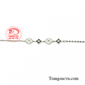 Nhưng dù ở phương diện nào thì trang sức vẫn là một phần không thể thiếu trong thời trang.