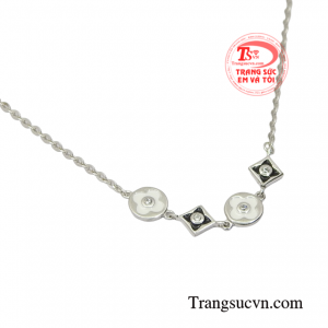 Mỗi cô gái nên có một số món phụ kiện để giúp cho bộ đồ mình mặc trông thu hút hơn.