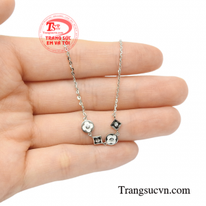 Lắc tay vàng trắng xu hướng giao hàng tận nơi.