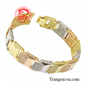 Sản phẩm có thể kết hợp với nhiều kiểu trang phục giúp phái nam thể hiện cá tính và phong cách của mình.