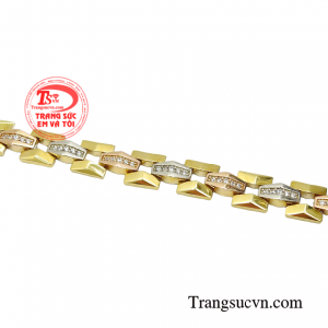 Trang sức mang đến cho người dùng một vẻ đẹp hoàn thiện hơn, cuốn hút hơn. 