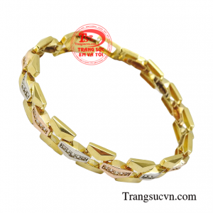 Với sự kết hợp tài tình của vàng màu, vàng trắng và vàng hồng mang lại điểm thu hút cho người đeo.