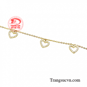 Chiếc lắc tay này càng thêm tô điểm cho nét xinh yêu, dịu dáng và cá tính cho nữ giới