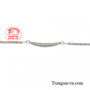 Từng đường nét của sản phẩm giúp các cô gái tỏa sáng và gây ấn tượng với người khác phái ngay từ cái nhìn ban đầu.