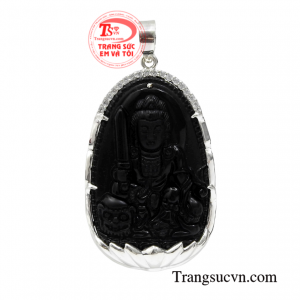 Mặt bạc bản mệnh tuổi mão được chạm khắc tinh xảo tạo nên Phật Văn Thù Bồ Tát.