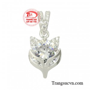 Mặt bạc hồ ly may mắn chế tác kiểu dáng xinh xắn, bắt mắt.