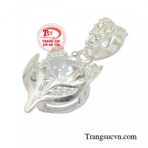 Không chỉ mang đến vẻ đẹp mà chiếc mặt dây như là lá bùa tình yêu giúp cho các cô gái có được sự cảm mến của phái mạnh.