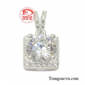 Mặt bạc nữ dịu dàng với những chi tiết được người thợ tài hoa làm một cách cẩn thận và tỉ mỉ.