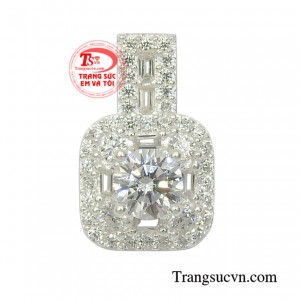 Mặt bạc nữ duyên dáng từng chi tiết được kết hợp hài hòa giúp cho sản phẩm càng thêm bắt mắt và lung linh hơn.