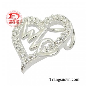 Chiếc mặt dây nhỏ xinh mang vẻ đẹp như một đóa hoa nở rộ khiến người khác say mê bởi nét đẹp ấy.
